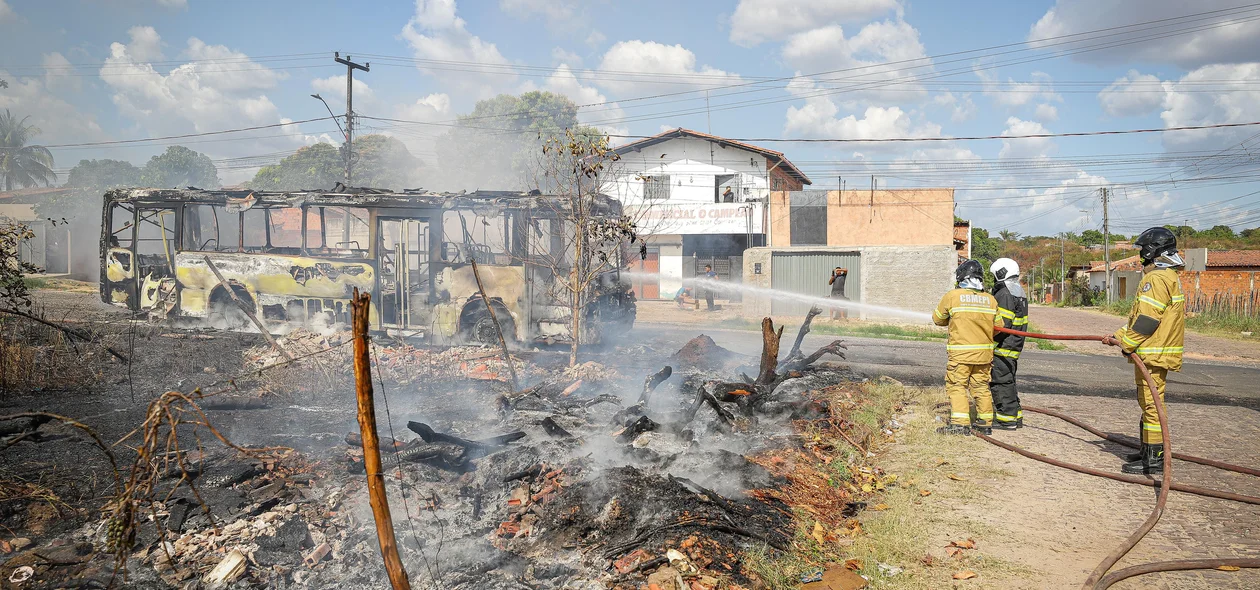 Corpo de bombeiros lutam para controlar o fogo