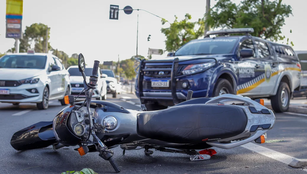 Acidente aconteceu entre moto e caminhão