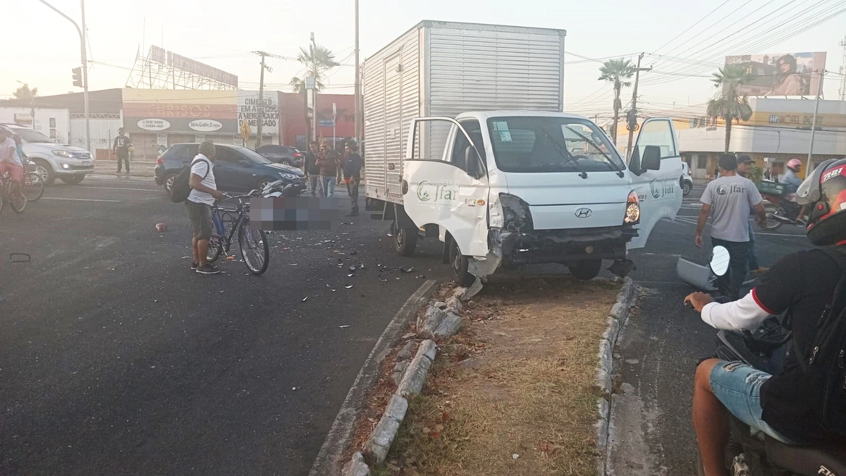 Acidente no cruzamento da Avenida João XXIII com Nossa Senhora de Fátima