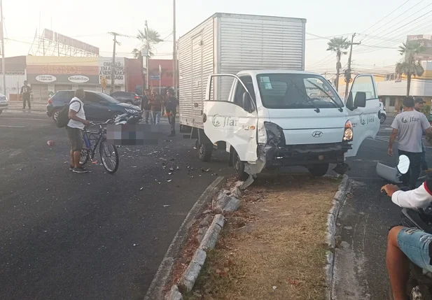 Acidente no cruzamento da Avenida João XXIII com Nossa Senhora de Fátima