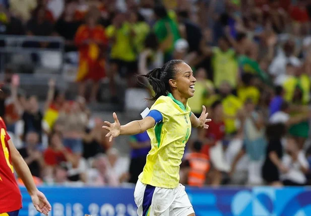 Adriana marca gol contra Espanha na semi-final