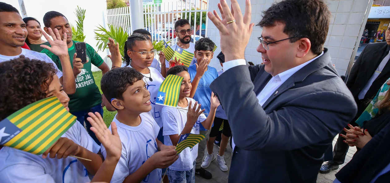 Alunos do CAS e o governador Rafael Fonteles