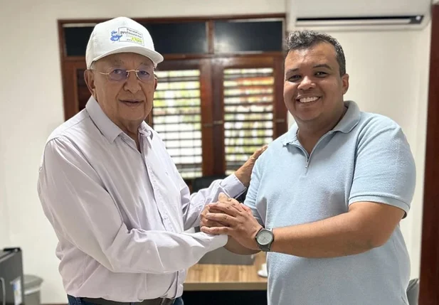 André Santos, ex-coordenador de Direitos Humanos da Prefeitura de Teresina, ao lado do prefeito Dr. Pessoa