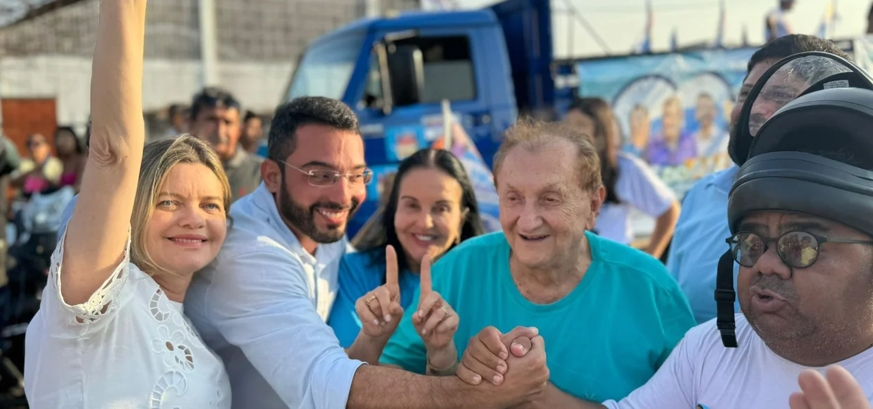 Apoiadores durante a carreata