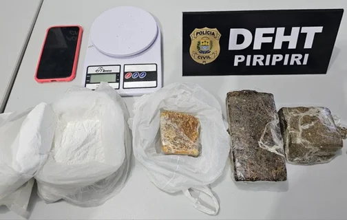 As equipes policiais apreenderam mais cerca de 1,6 kg de drogas na casa da suspeita