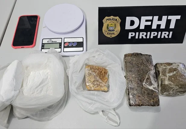 As equipes policiais apreenderam mais cerca de 1,6 kg de drogas na casa da suspeita