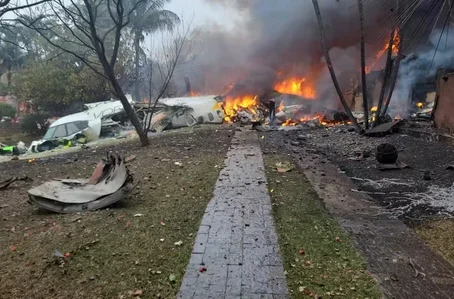 Avião com 62 pessoas cai em SP