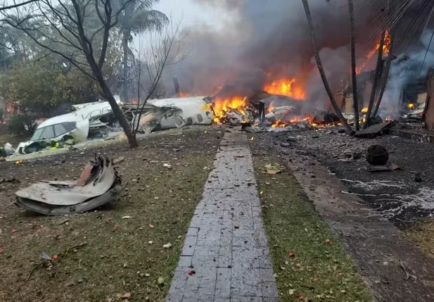 Avião com 62 pessoas cai em SP