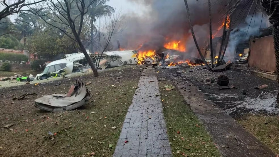 Avião com 62 pessoas cai em SP