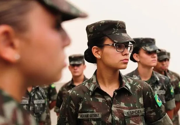 Brasil passa a permitir alistamento militar feminino