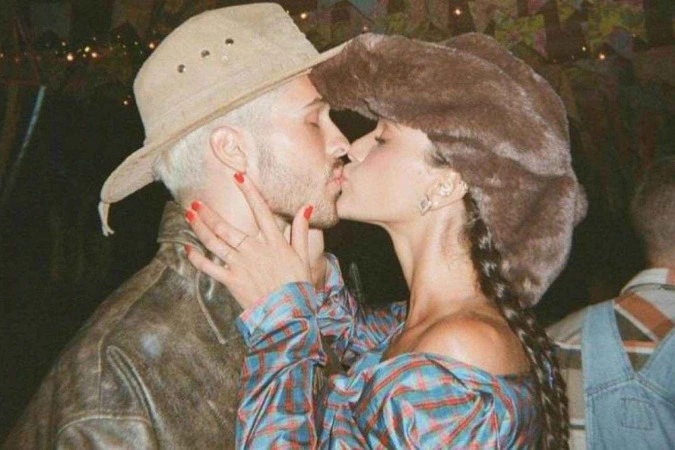 Bruna Marquezine beijando João Guilherme