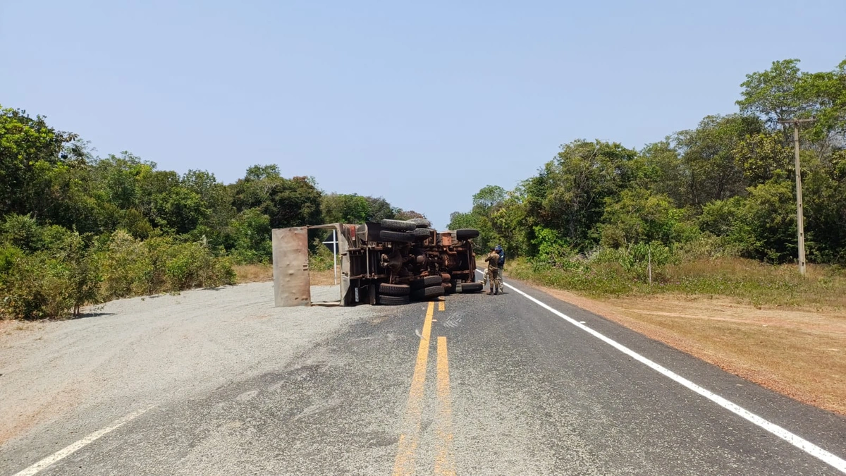 Caminhão do Exército tombou na BR 222