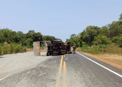 Caminhão do Exército tombou na BR 222