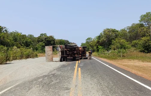 Caminhão do Exército tombou na BR 222