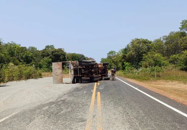 Caminhão do Exército tombou na BR 222