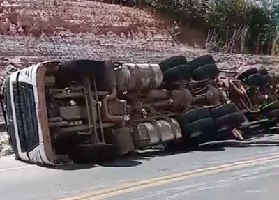 Carreta tombou no Rodoanel de Teresina