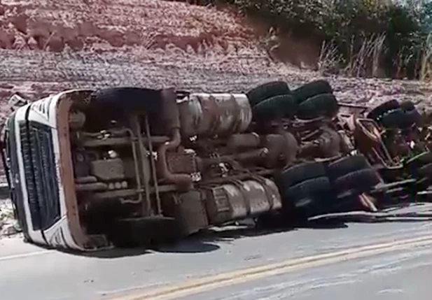 Carreta tombou no Rodoanel de Teresina