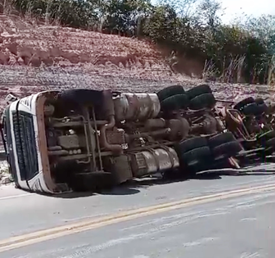 Carreta tombou no Rodoanel de Teresina