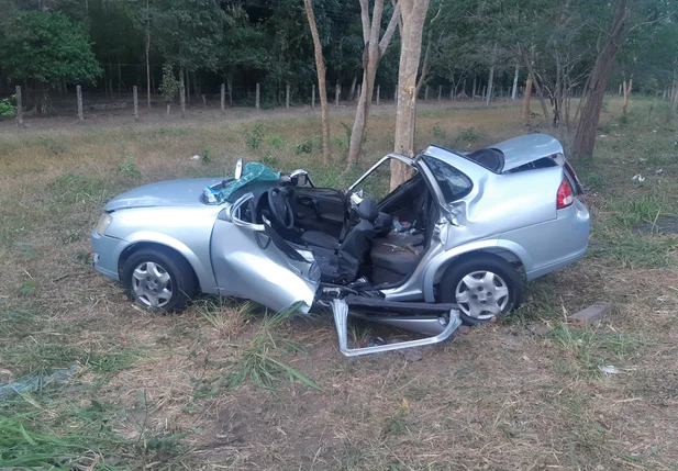 Carro ficou completamente destruído após colidir contra árvore na BR 343