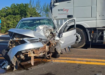 Carro pequeno colidiu contra carreta em Dom Expedito Lopes