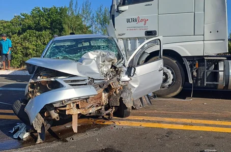 Carro pequeno colidiu contra carreta em Dom Expedito Lopes