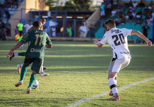 Digão (Altos) tentando puxar ataque em jogo contra o Treze pela Série D 2024