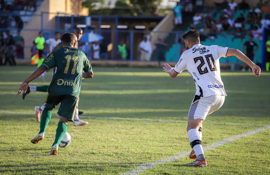 Digão (Altos) tentando puxar ataque em jogo contra o Treze pela Série D 2024