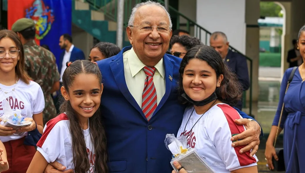 Dr. Pessoa e alunas da Escola Municipal Deputado Antônio Gayoso