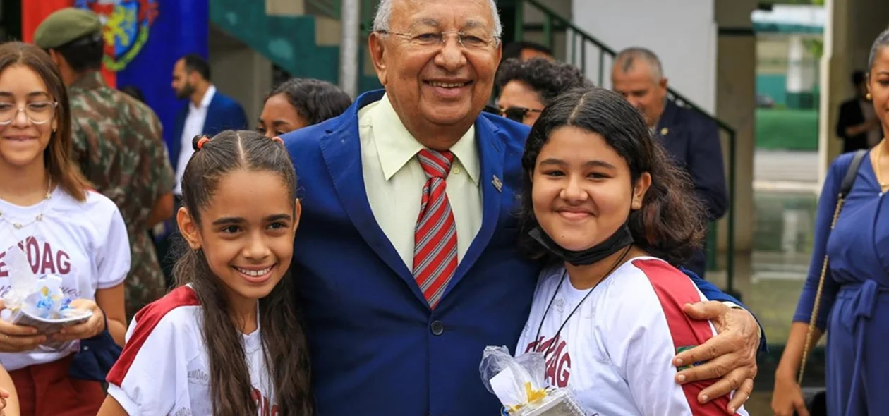 Dr. Pessoa e alunas da Escola Municipal Deputado Antônio Gayoso