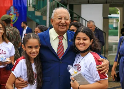 Dr. Pessoa e alunas da Escola Municipal Deputado Antônio Gayoso