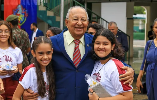 Dr. Pessoa e alunas da Escola Municipal Deputado Antônio Gayoso