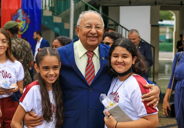 Dr. Pessoa e alunas da Escola Municipal Deputado Antônio Gayoso