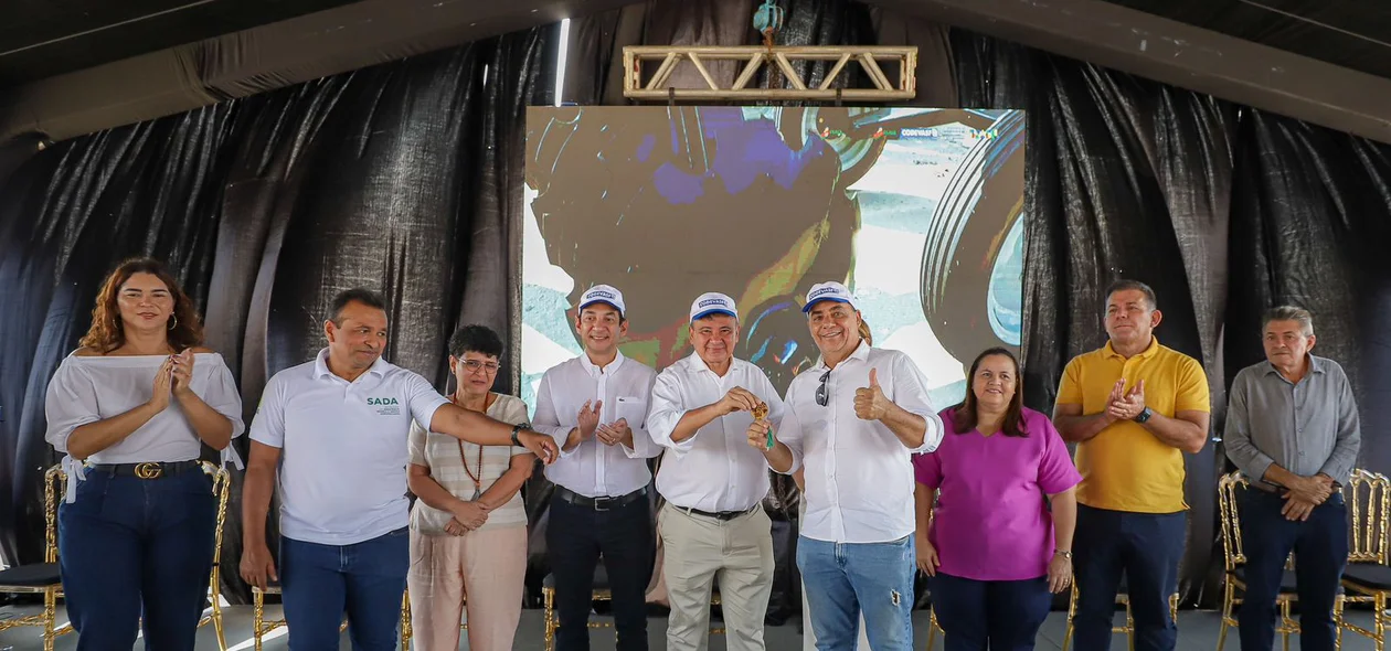 Entrega simbólica da chave de um dos diversos tratores doados durante a solenidade