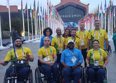 Equipe brasileira de esgrima na Vila Paralímpica de Paris 2024