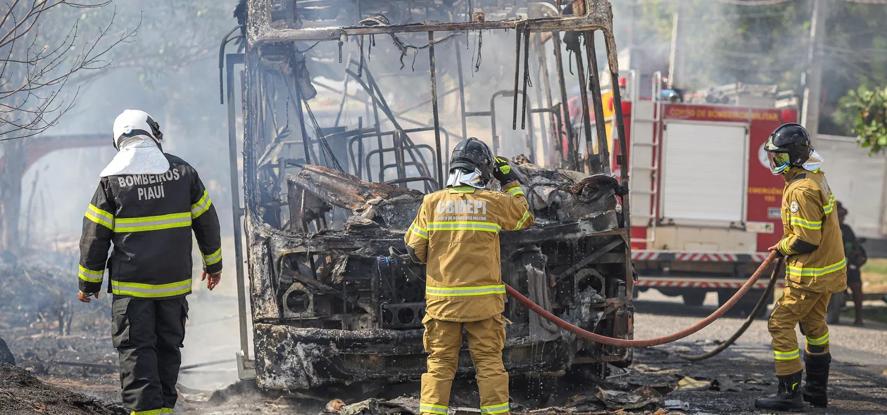 Equipe de bombeiros no local da ocorrência