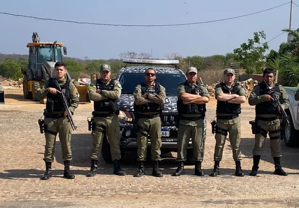 Equipes da Polícia Militar em operação contra o tráfico de drogas em Lagoa do Barro do Piauí e Queimada Nova