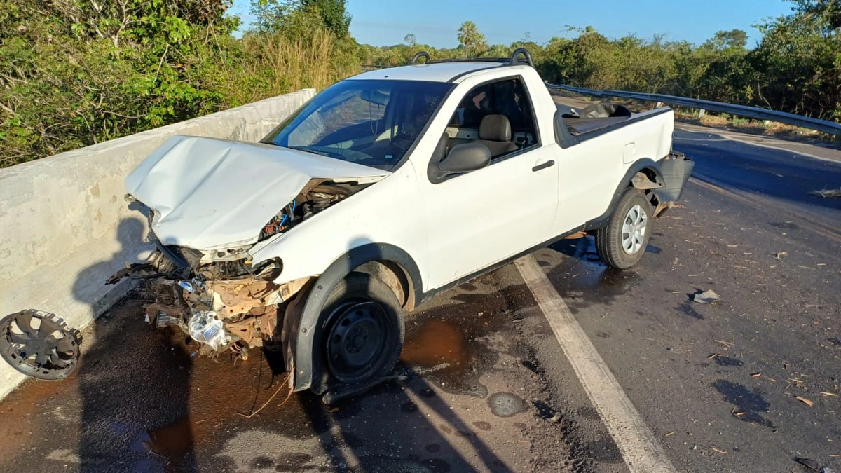 Fiat Strada colidiu contra proteção da ponta