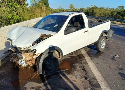 Fiat Strada colidiu contra proteção da ponta