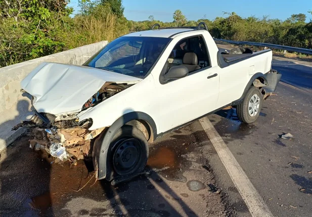 Fiat Strada colidiu contra proteção da ponta