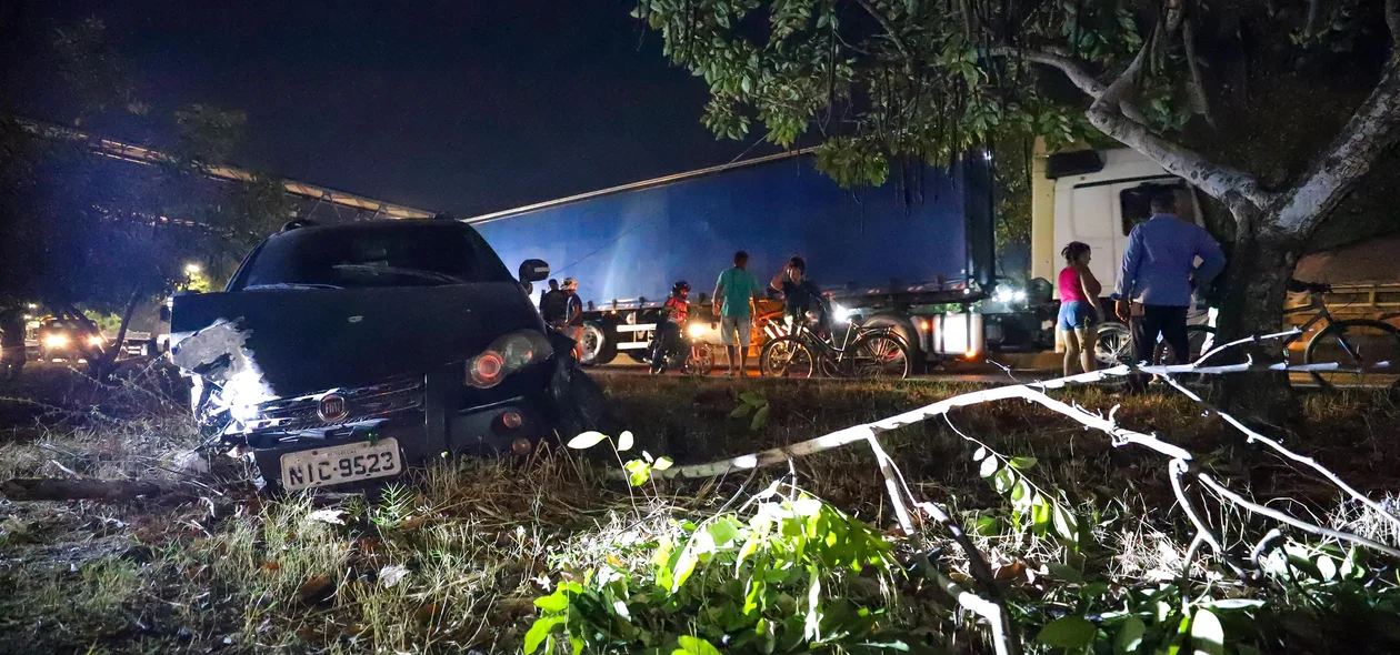 Fiat Strada ficou parcialmente destruído