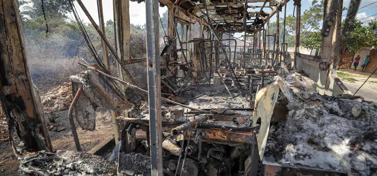 Fogo destruiu o veículo