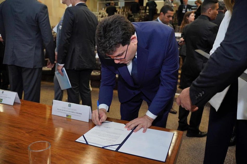 Governador Rafael Fonteles assinando termo do acordo