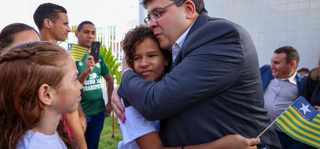 Governador Rafael Fonteles cumprimentando os alunos