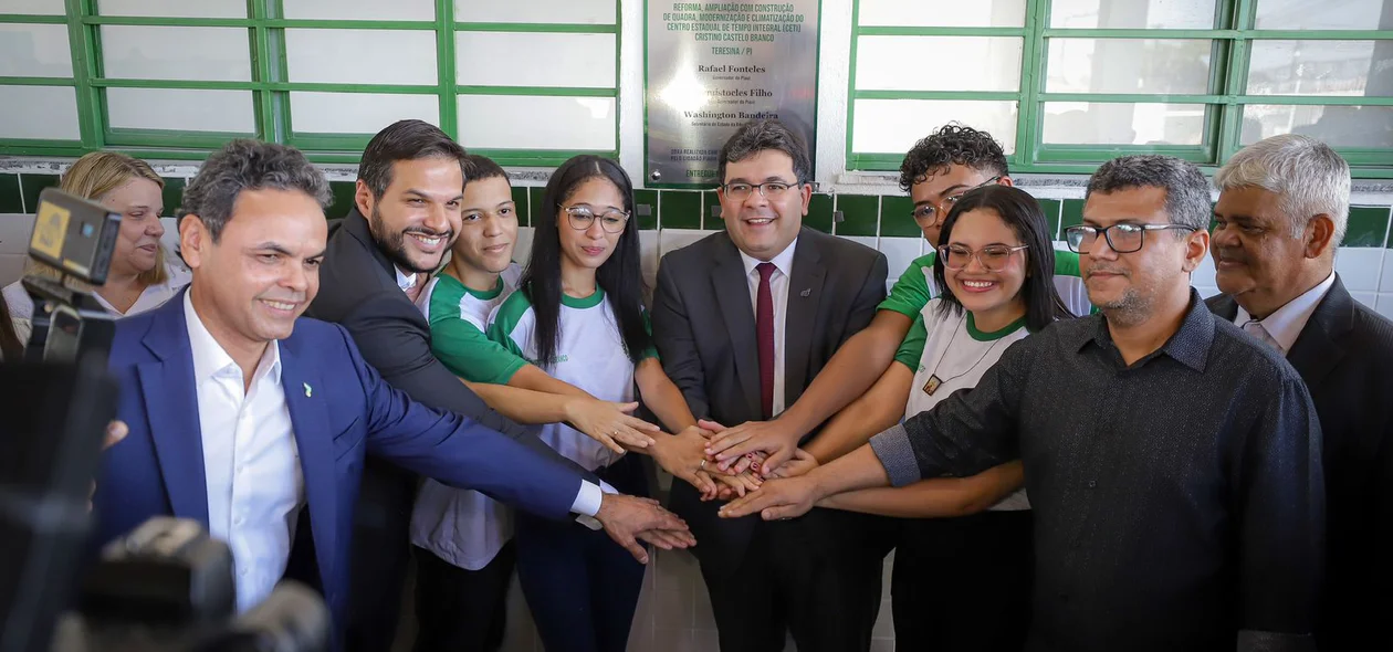 Governador Rafael Fonteles e equipe de governo inaugurando escola