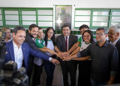 Governador Rafael Fonteles e equipe de governo inaugurando escola