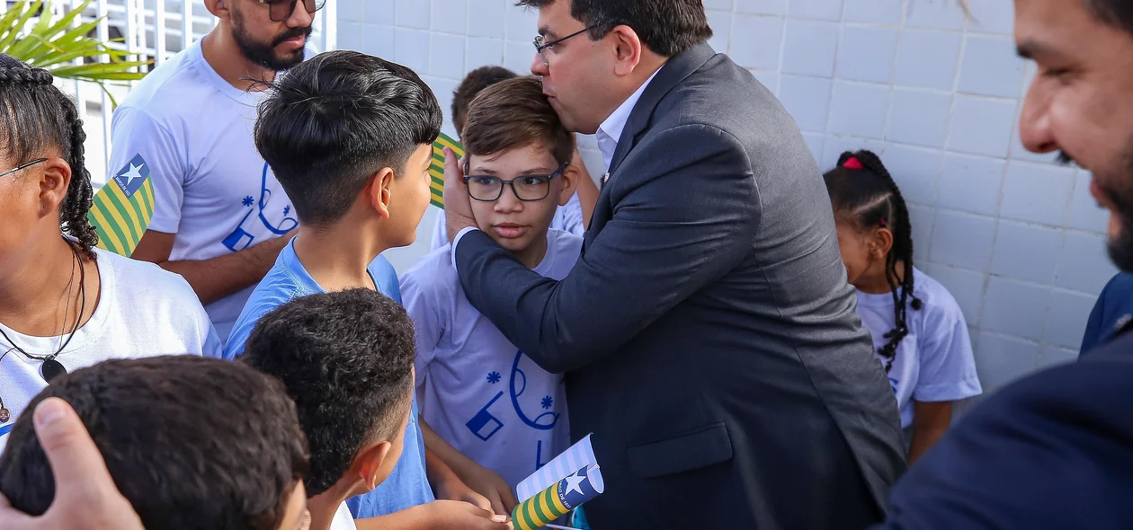 Governador Rafael Fonteles e os alunos do CAS