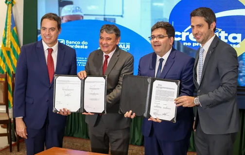 Governo Federal, por meio do ministro Wellington Dias, assinou o programa Acredito no Brasil