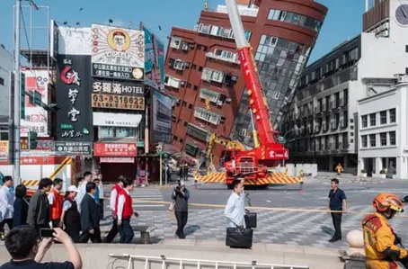 Imagem de prédios atingidos pelo terremoto que ocorreu em Abril em Taiwan