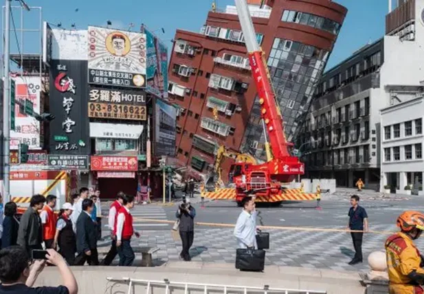 Imagem de prédios atingidos pelo terremoto que ocorreu em Abril em Taiwan