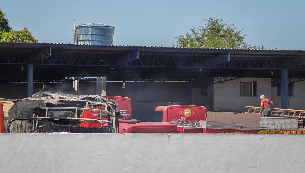 Incêndio de grandes proporções destruiu alguns ônibus na garagem